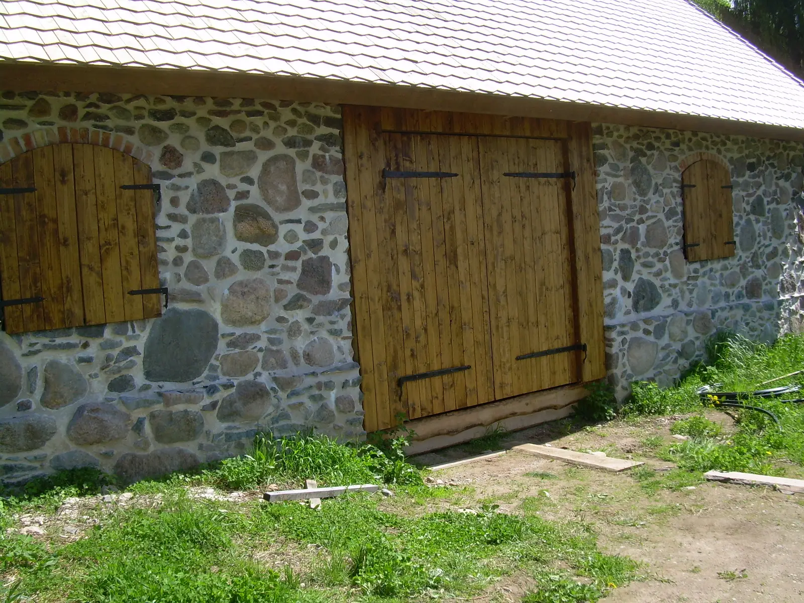 Maakivihoone uute puituste ja luukidega