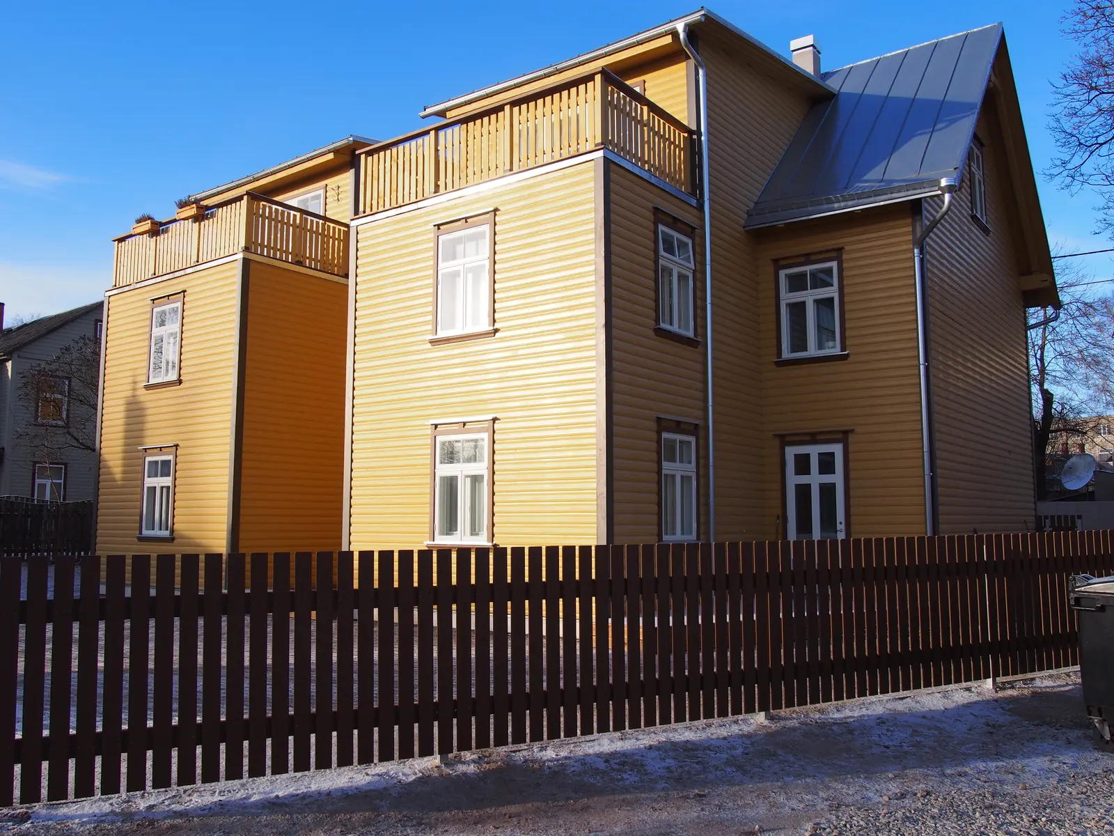Renoveeritud kollane puitelamu ja uus puitpiire