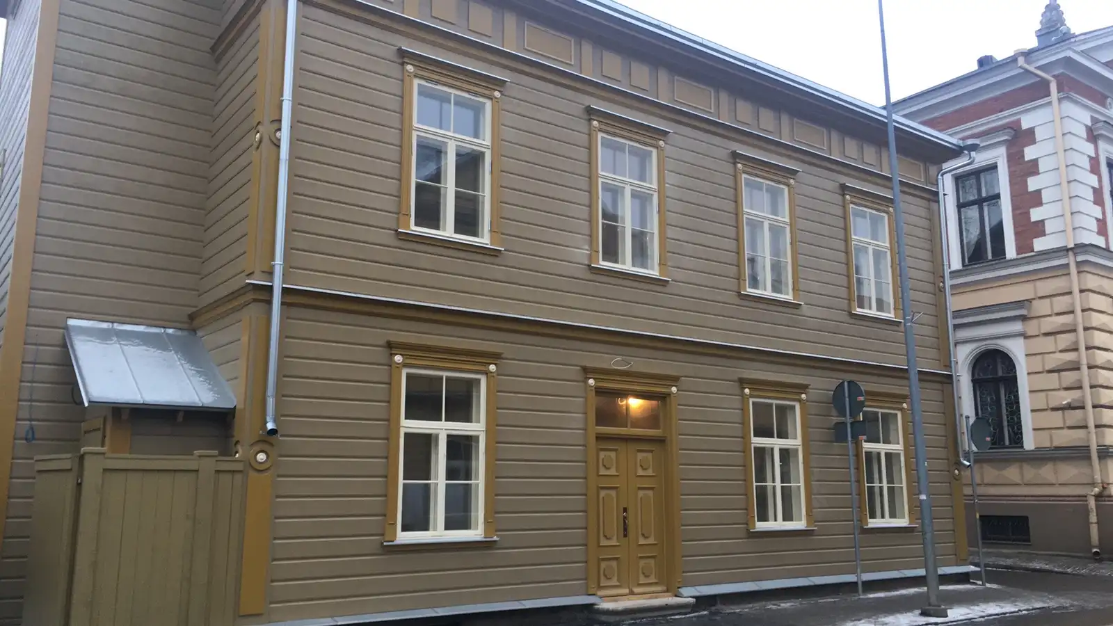 Hallikasbeez kahekorruseline puitmaja tänavavaates