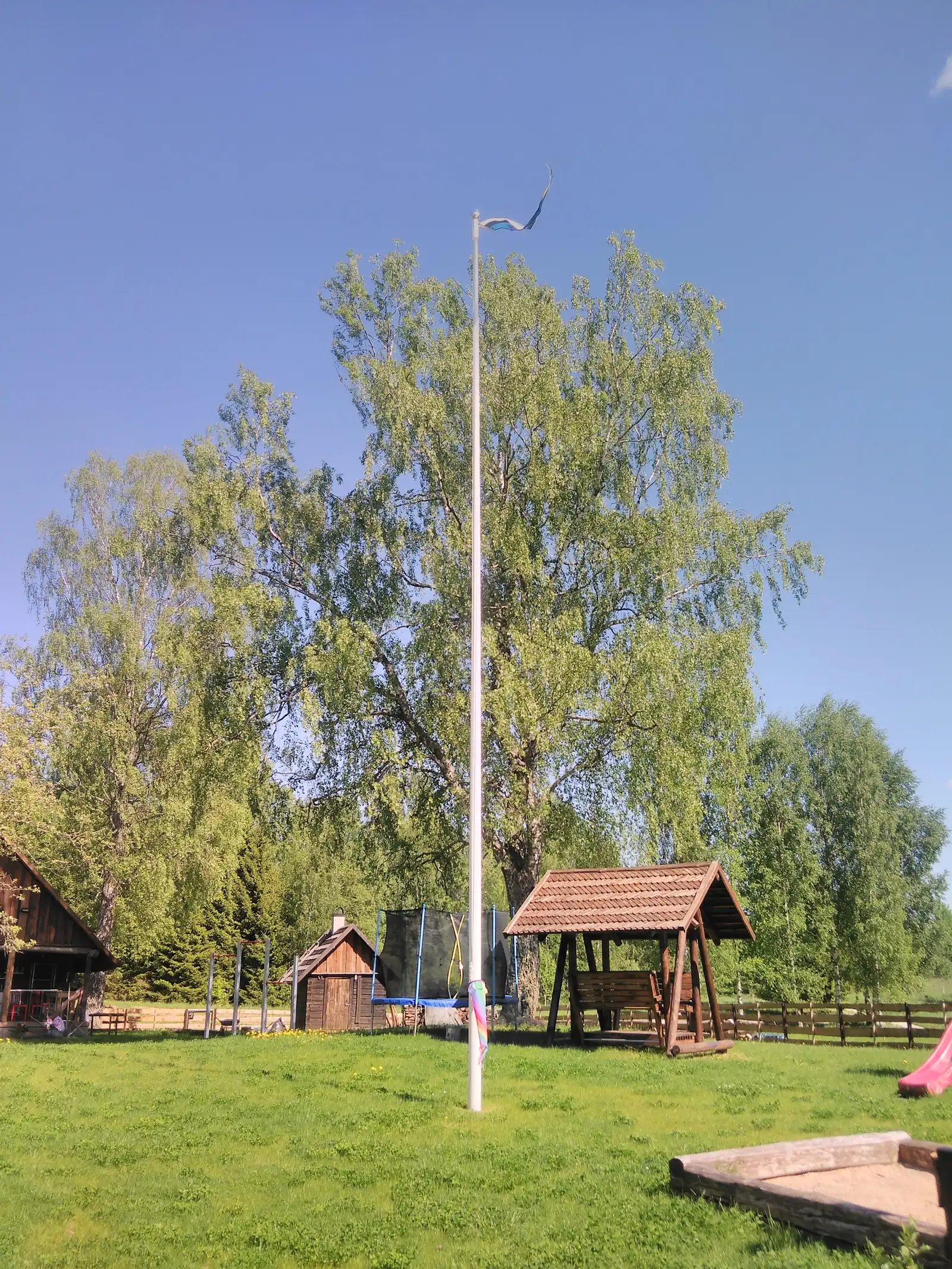 Puidust varjualune pargis