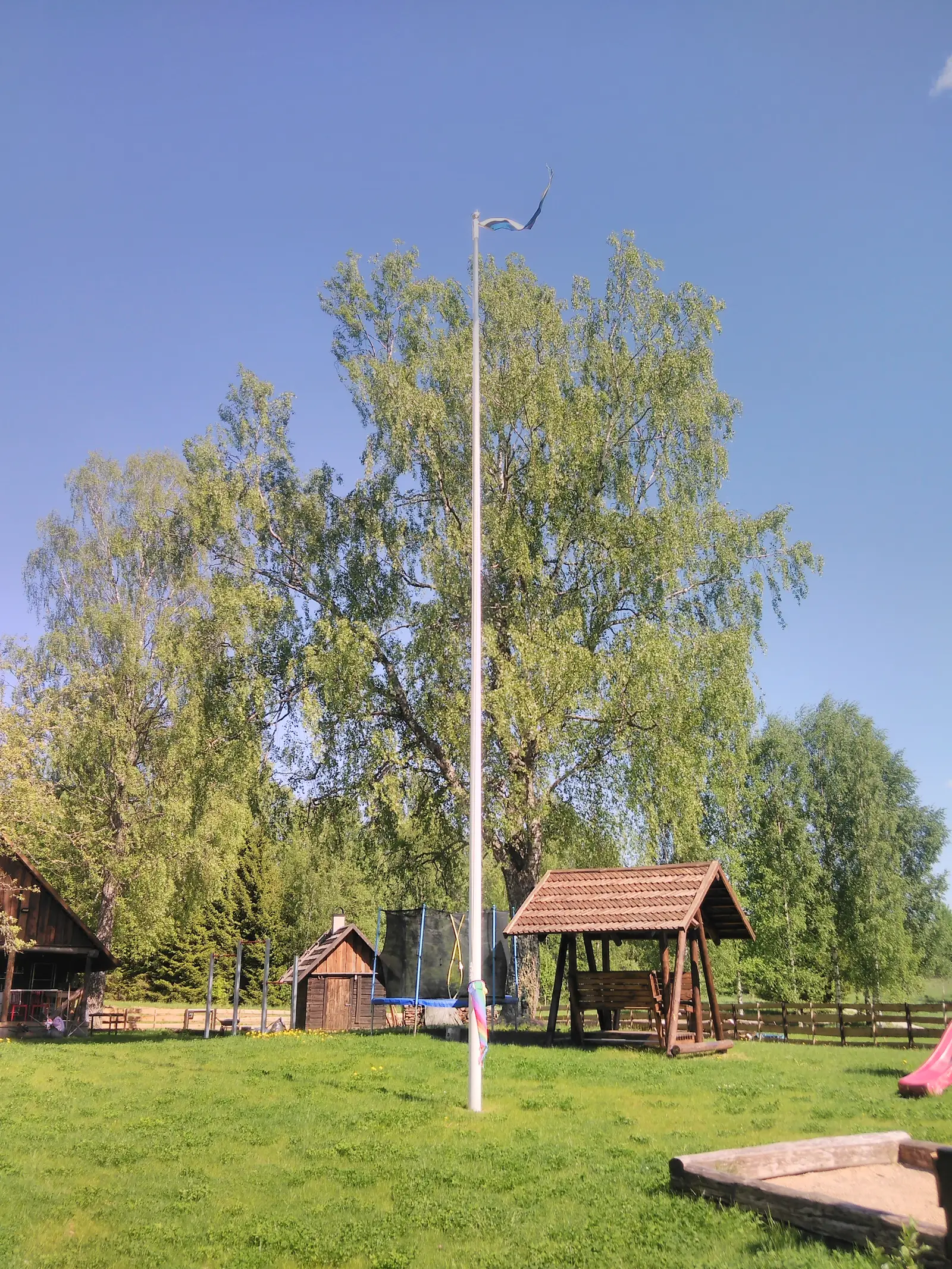 Puidust varjualune pargis