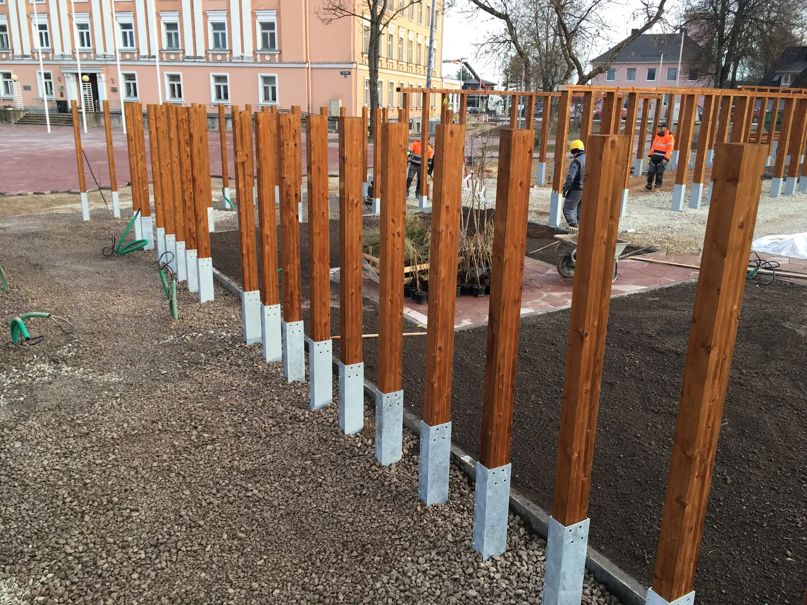Keskväljaku paviljoni puitpostid metallalustel ehituse ajal