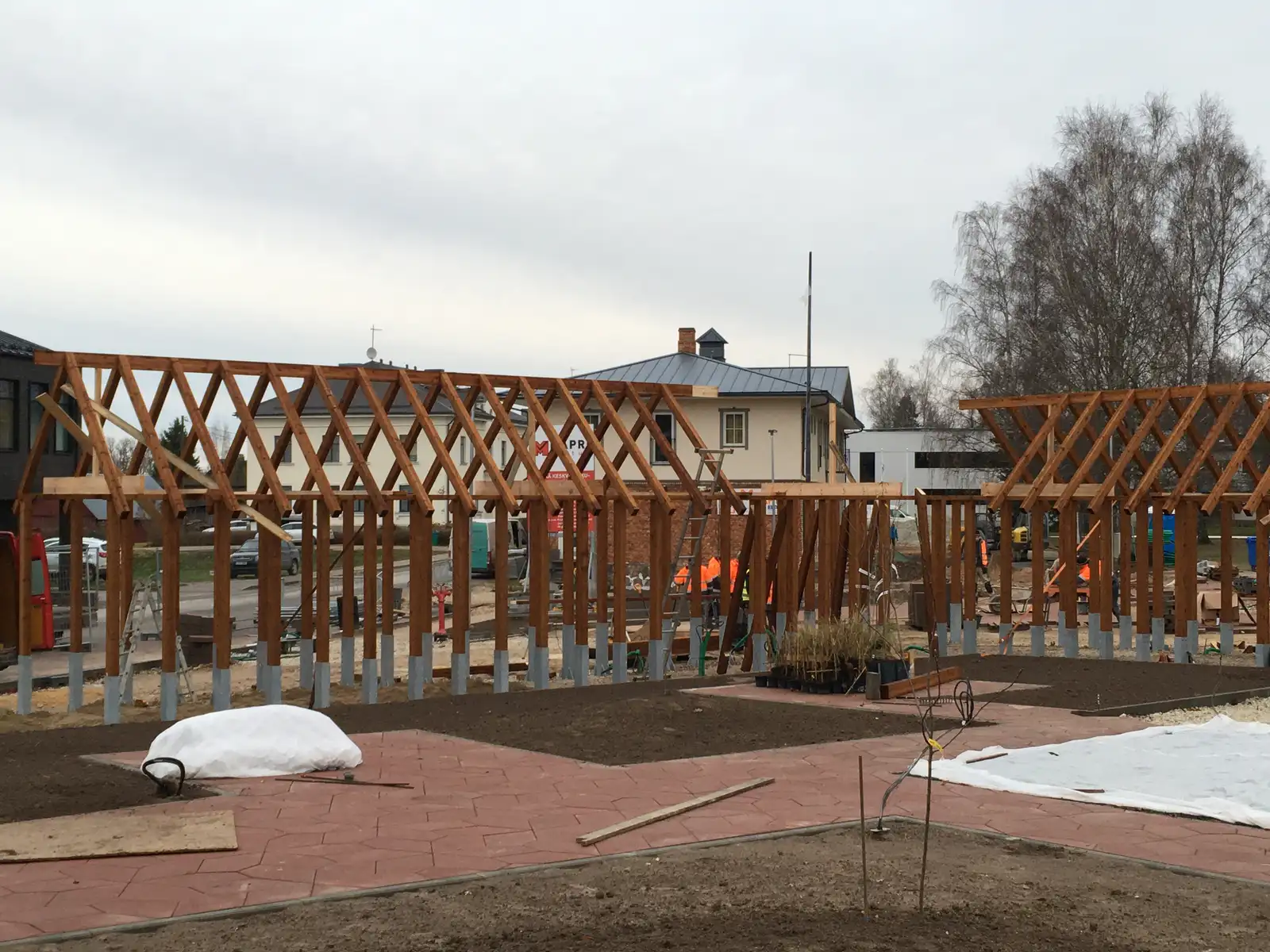 Keskväljaku paviljonide puitsõrestik püstitatuna