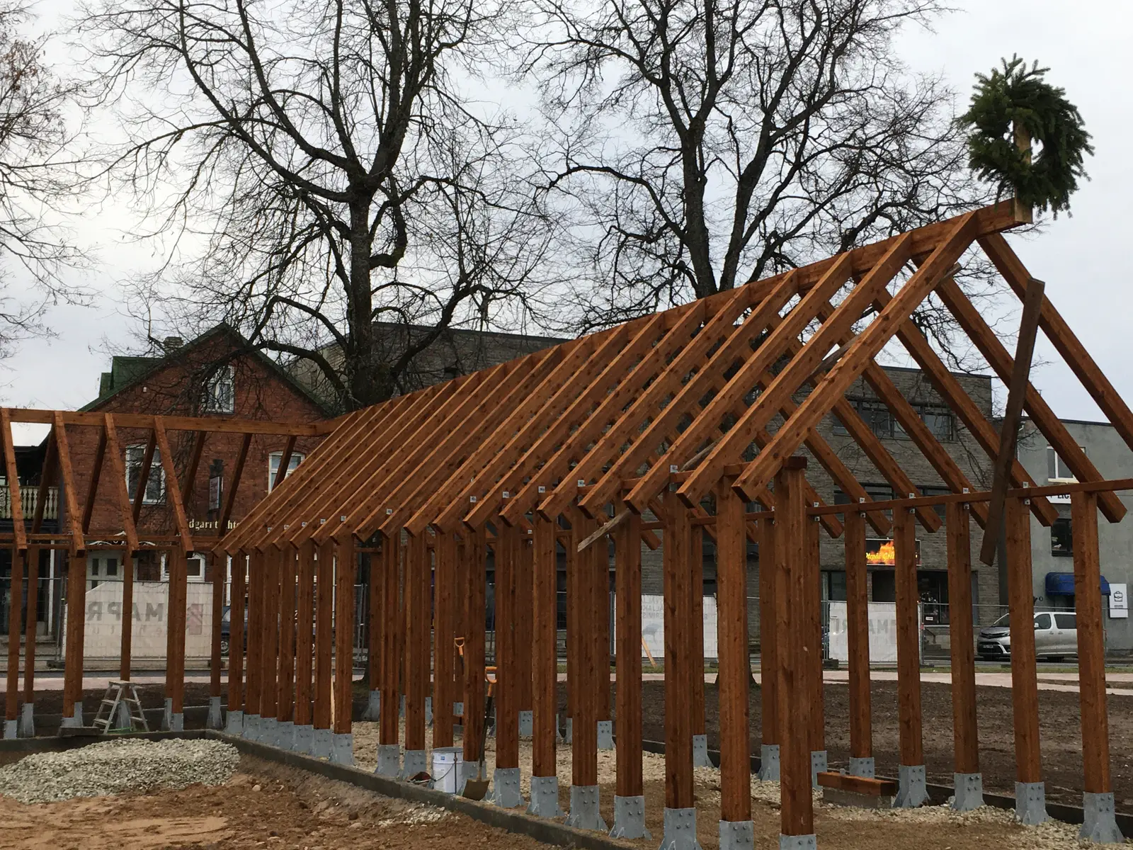 Keskväljaku paviljoni sarikad ja harjapärg