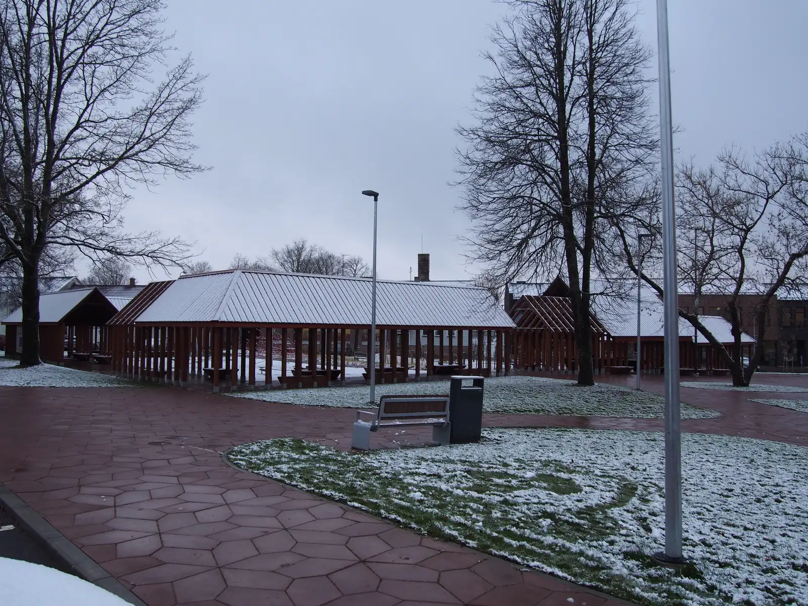 Valmis keskväljak puitpaviljonide ja turulettidega talvel