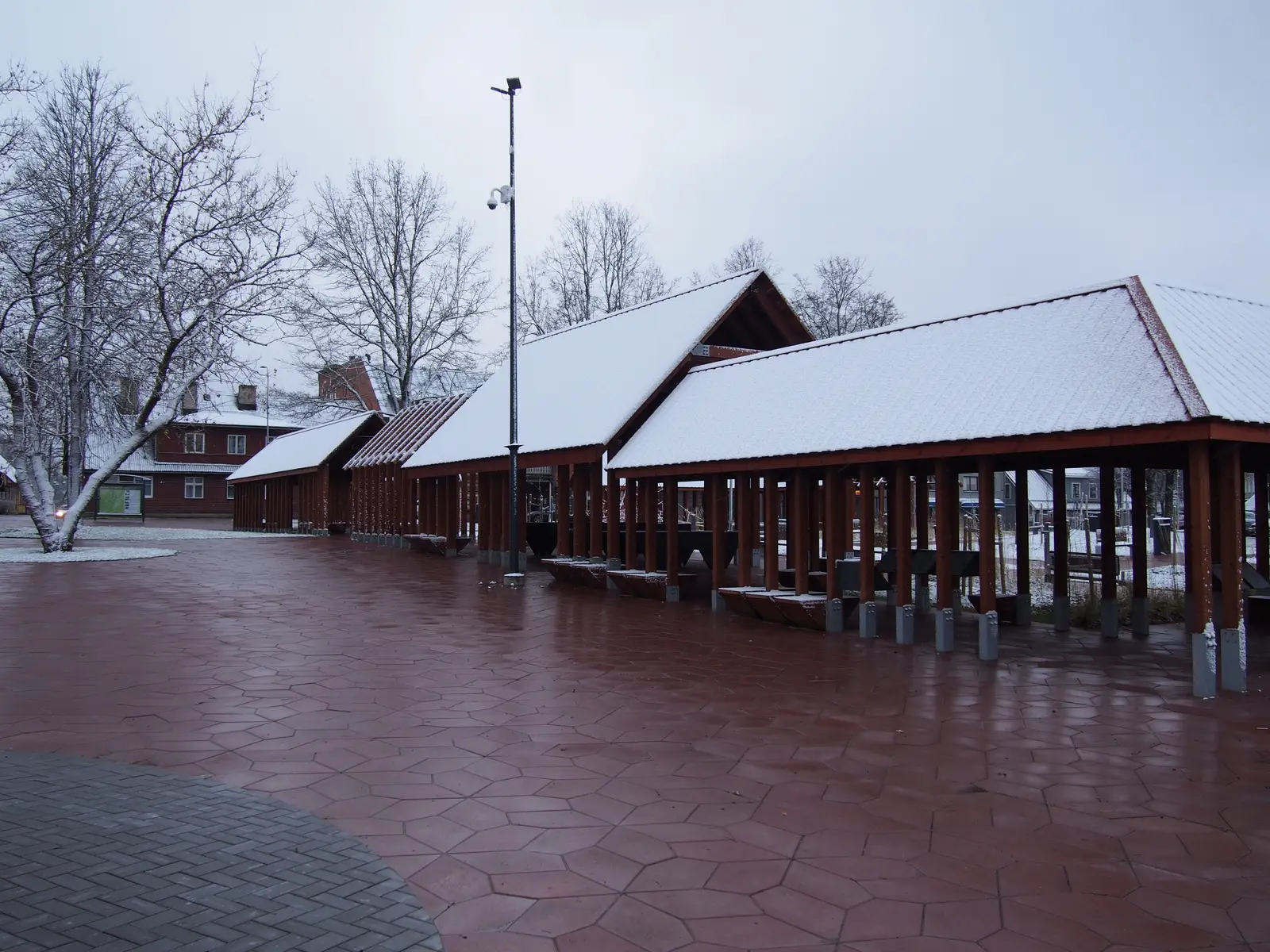 Keskväljaku pikk puitpaviljon vihmase ilmaga