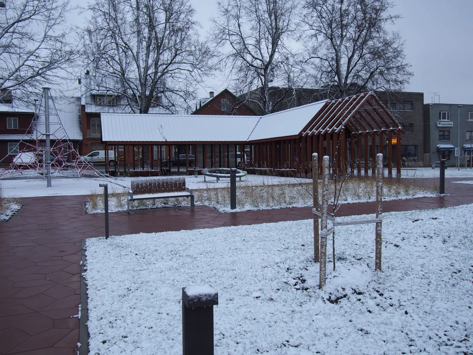 Keskväljaku paviljonid ja istealad lumega