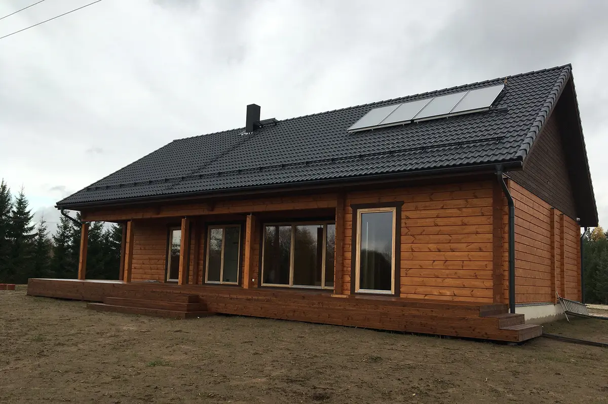 Sangaste palkmaja tumeda plekk-katuse ja päikesepaneelidega