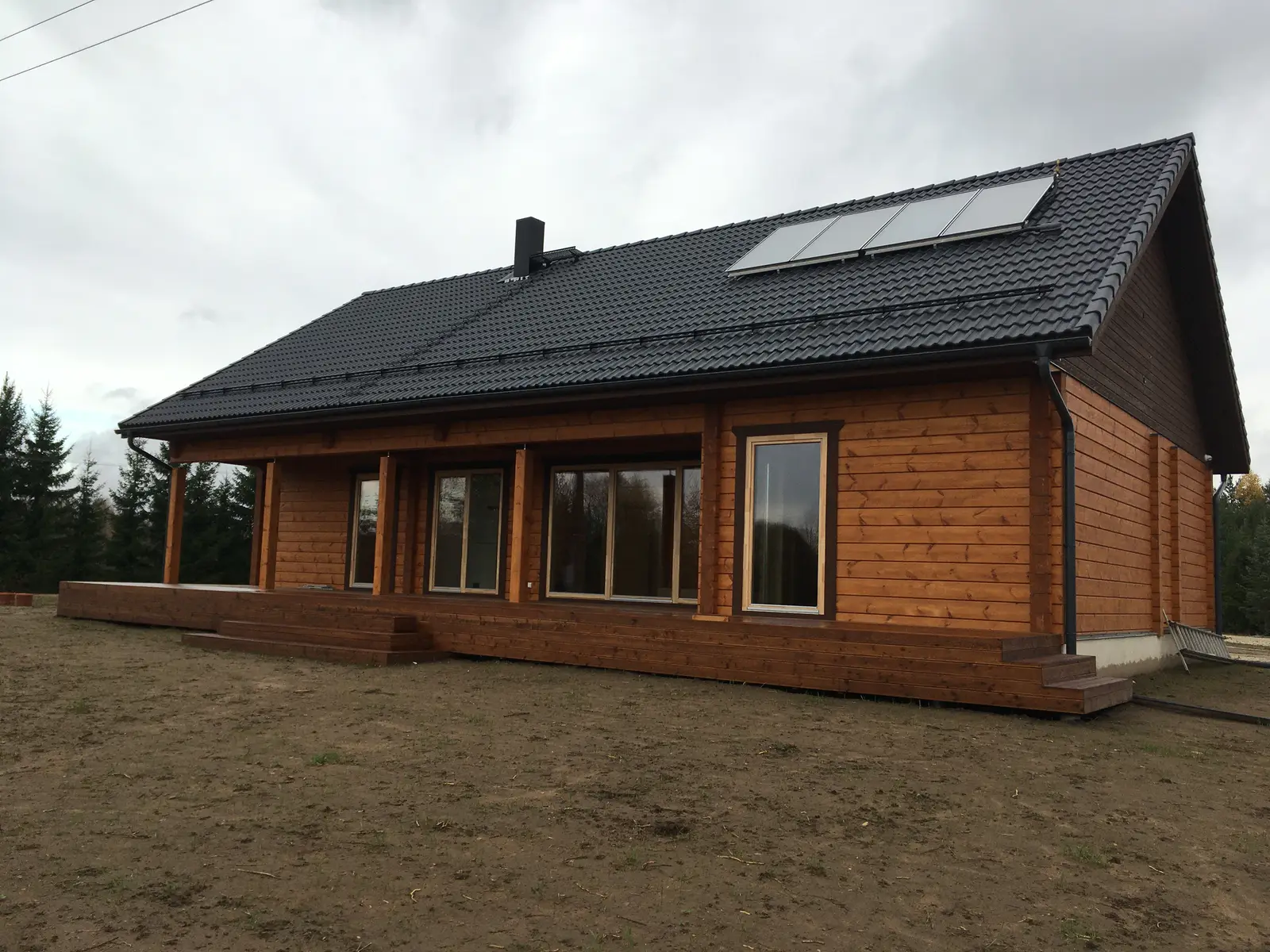 Sangaste palkmaja välisvaade akende reaga