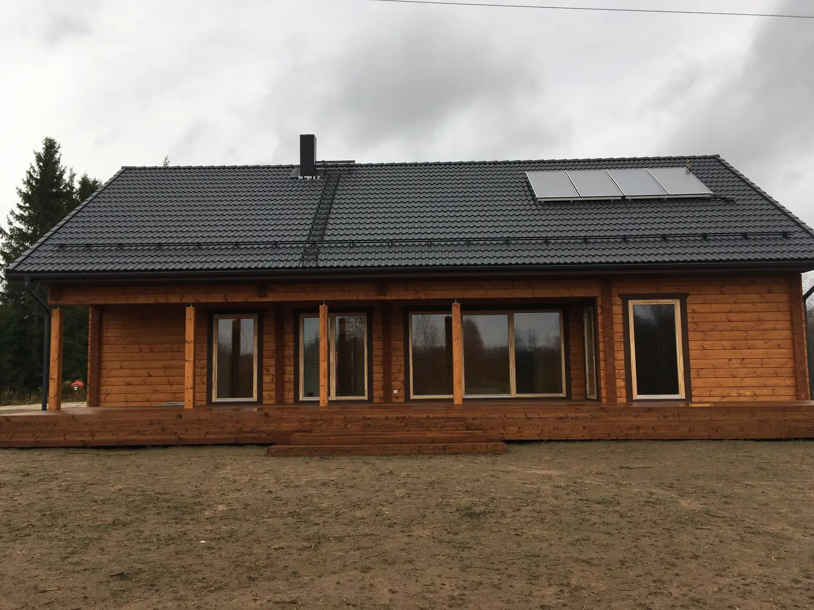 Sangaste palkmaja välisvaade õhtuvalguses
